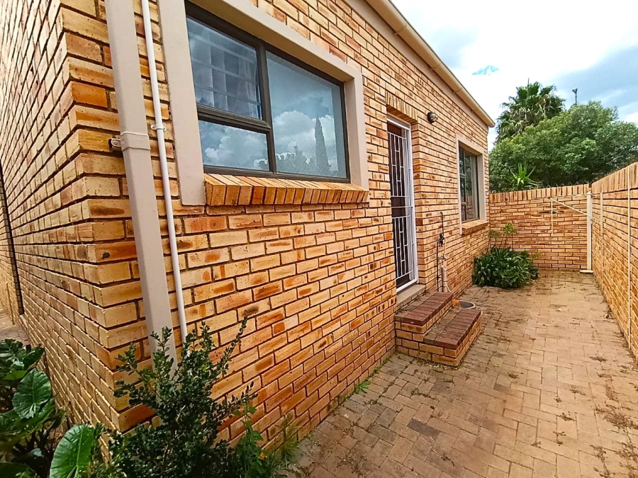 2 Bedroom Property for Sale in Langenhovenpark Free State